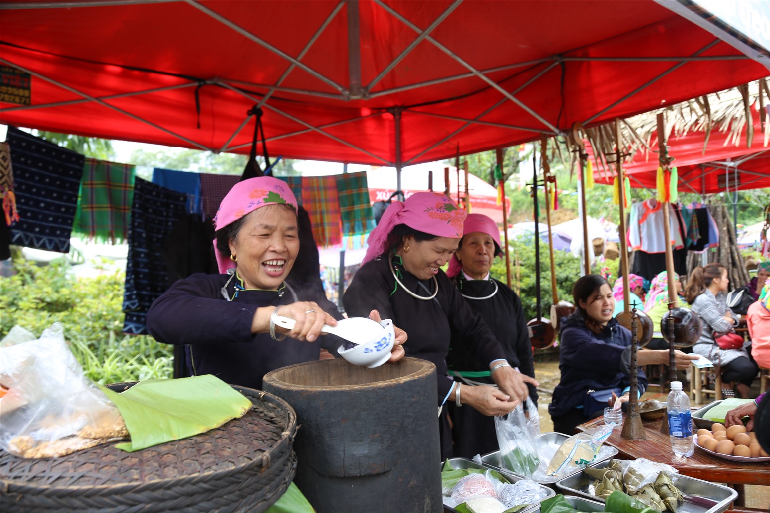 Chưa[-]đến[-]lễ[-]hội[-]hot[-]nhất[-]Tây[-]Bắc[-]này,[-]bạn[-]đã[-]bỏ[-]phí[-]cả[-]mùa[-]hè[-]rực[-]rỡ
